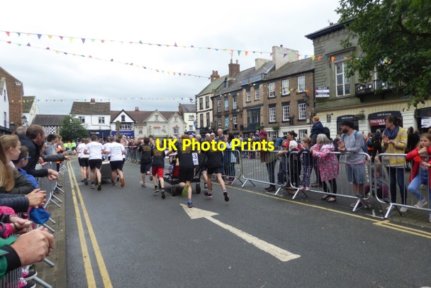 Photo 6"x4" Bed overtaking Knaresborough c2017