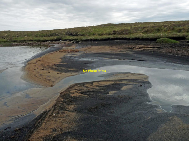 Photo 6"x4" Sand and peat beach, Loch an Sgeireich Mh\u00c3\u00b2ir, Isle of Lewis Loch an Sgeireich Mh\u00f2ir c2017