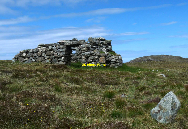 Photo 6"x4" Shieling hut and standing stone, Beinn Feusag, Isle of Lewis Beinn Feusag c2017