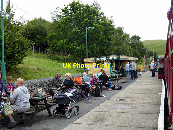Photo 6"x4" Waiting for the train at Norden Corfe Castle c2017