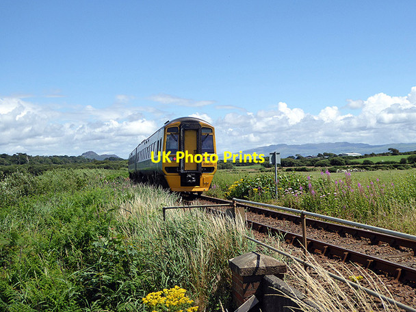 Photo 6"x4" A Cambrian Coast train heading for Criccieth and beyond Llanystumdwy c2017
