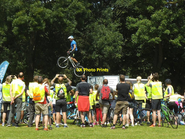 Photo 6"x4" Leeds Skyride 2016 - stunt cycling Leeds\/SE3034 c2016