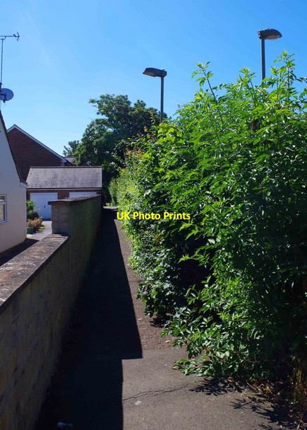 Photo 6"x4" Footpath from Arkell Avenue to Alvescot Road Recreation Ground, Carterton, Oxon Carterton\/SP2806 c2016