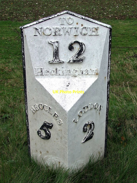 Photo 6"x4" Old Cast Iron Milepost Hales\/TM3897 c2016