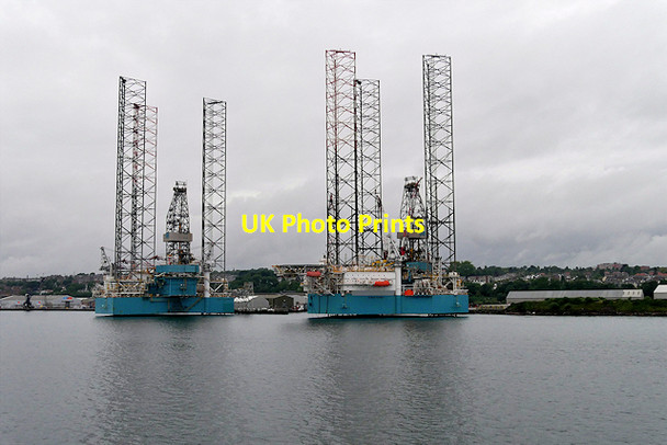 Photo 6"x4" Dundee Docks, Drilling Rigs at Prince Charles Wharf Craigie\/NO4231 c2016