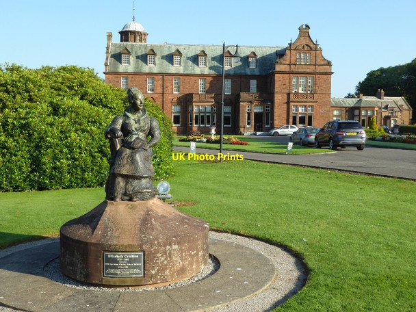 Photo 6"x4" Statue of Elizabeth Crichton and the Holiday Inn hotel Dumfries c2016