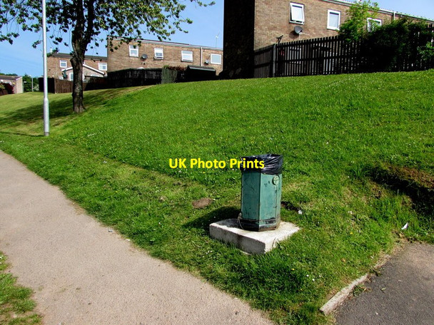 Photo 6"x4" Former Pontnewydd litter bin in another area of Cwmbran Cwmbran\/Cwmbr\u00e2n c2016
