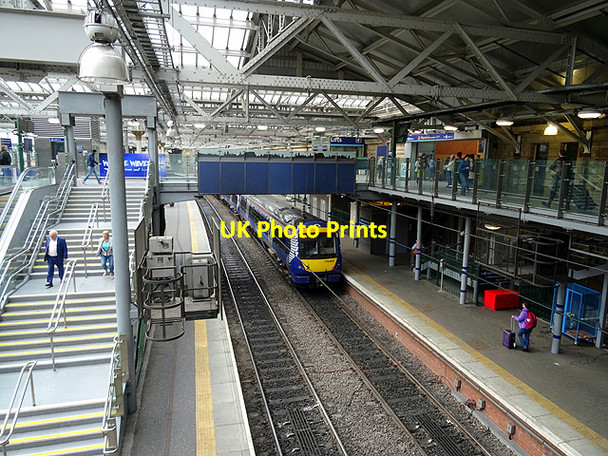 Photo 6"x4" A Scotrail train, Edinburgh Waverley Edinburgh c2016