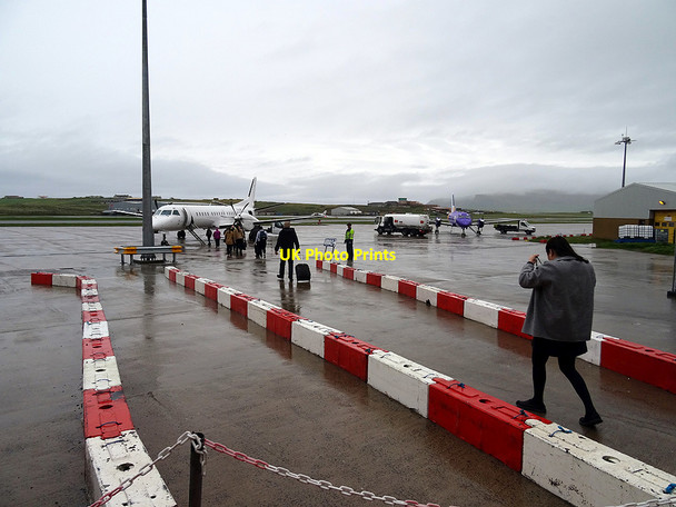 Photo 6"x4" Boarding an Aberdeen flight at Sumburgh Airport Eastshore c2016