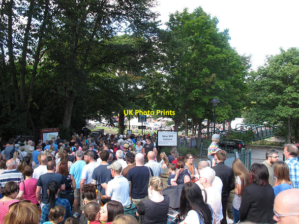 Photo 6"x4" Saltaire Festival: queue for Roberts Park Shipley\/SE1437 c2016