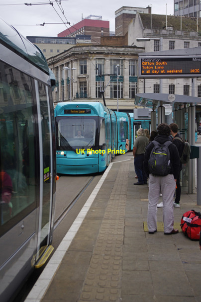 Photo 6"x4" Trams in the Old Market Square Nottingham\/SK5641 c2016