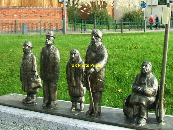 Photo 6"x4" Wednesfield 'Little Folk' waiting for the bus Wednesfield c2016