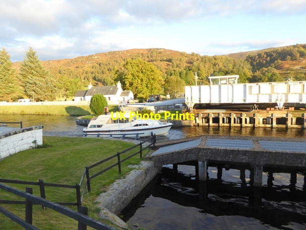 Photo 6"x4" Boat passing through the Aberchalder Swing Bridge Aberchalder c2016