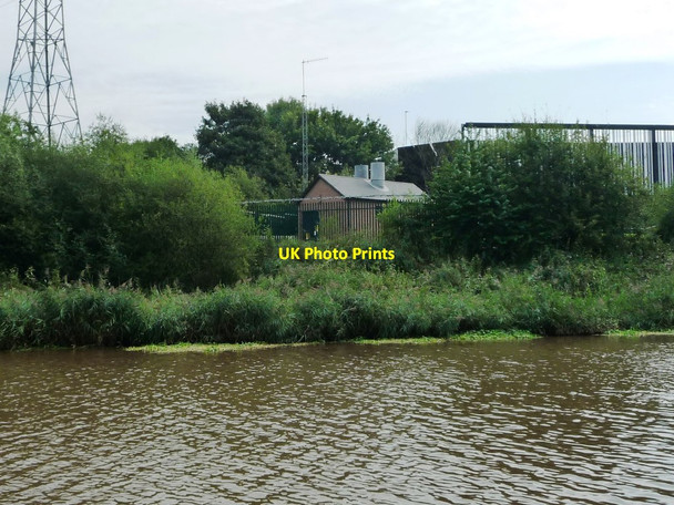 Photo 6"x4" Pipeline building, east bank, Weaver Navigation Northwich c2016