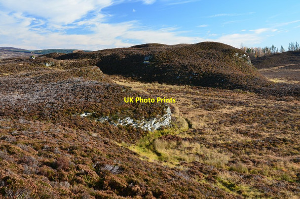 Photo 6"x4" Heather moor with outcrops Ballinluig\/NN9457 c2016