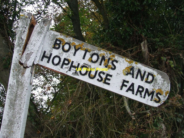 Photo 6"x4" Broken Direction Sign Hempstead\/TL6338 c2016