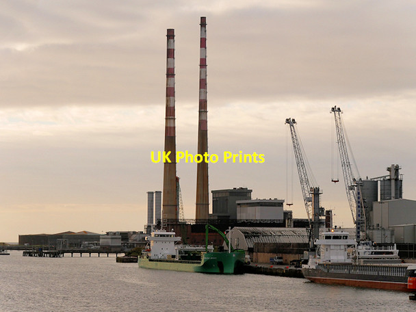Photo 6"x4" River Liffey, Poolbeg Power Station Chimneys Sandymount c2016