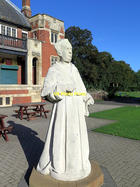Photo 6"x4" Statue of Cardinal Wolsey, Abbey Park Leicester c2016