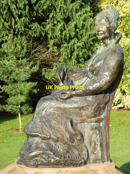 Photo 6"x4" Statue of Elizabeth Crichton Dumfries c2016