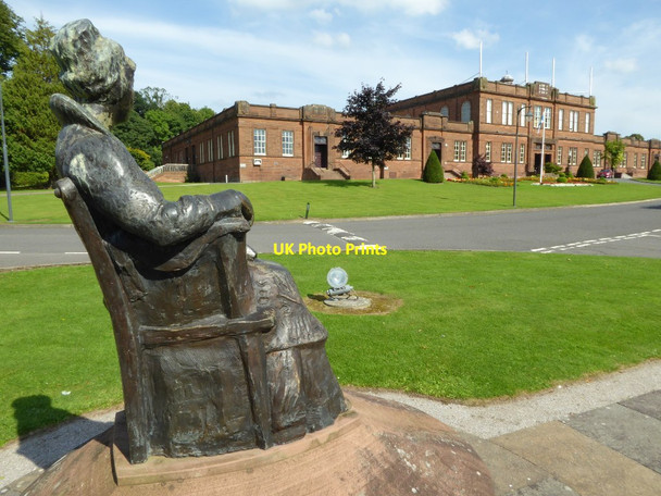 Photo 6"x4" Statue of Elizabeth Crichton and Easterbrook Hall Dumfries c2016