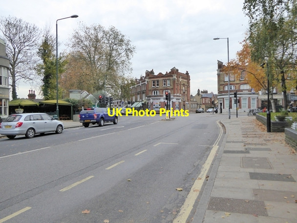 Photo 6"x4" Red Lion crossroads, Barnes Barnes c2016