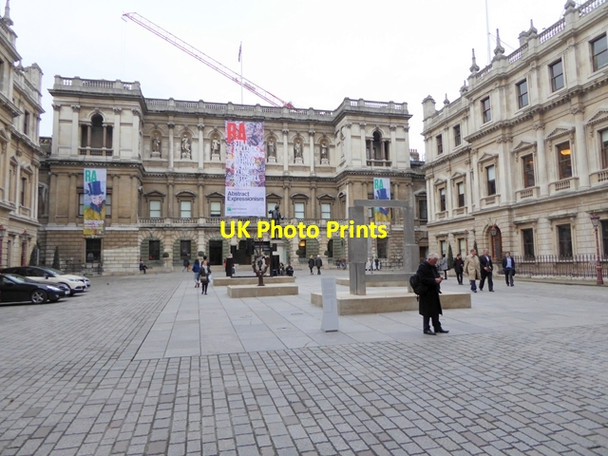 Photo 6"x4" Sculptures in the Courtyard of Burlington House Westminster c2016