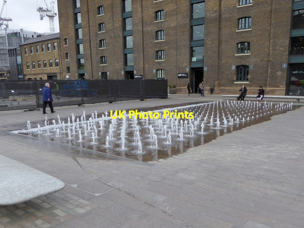 Photo 6"x4" Fountain in Granary Square London c2016