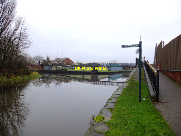 Photo 6"x4" Parting ways on the Leeds - Liverpool Canal at Wigan Ince in Makerfield c2016