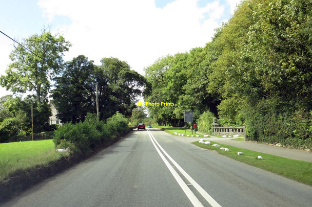 Photo 6"x4" The A497 passing Bron Eifion Hotel Criccieth c2015