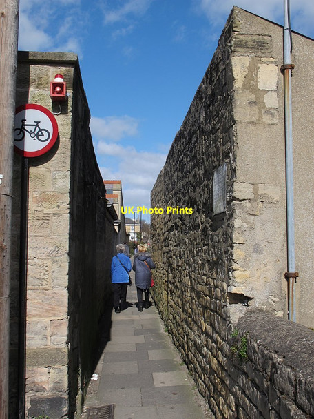 Photo 6"x4" Ginnel off Westgate Wetherby c2016