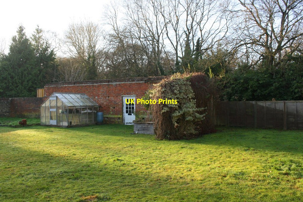 Photo 6"x4" Outbuilding and greenhouse at Ipsden Heath Farm Well Place c2016