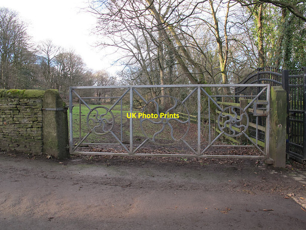 Photo 6"x4" Metal gates, Newhall Lane Mirfield c2017