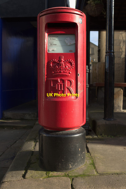 Photo 6"x4" Elizabeth II Postbox, Otley Market Square Otley\/SE2045 c2017