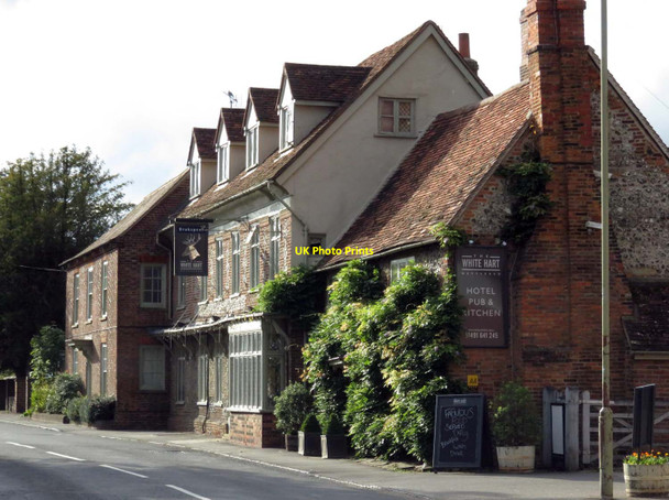 Photo 6"x4" The White Hart on High Street Catslip c2015
