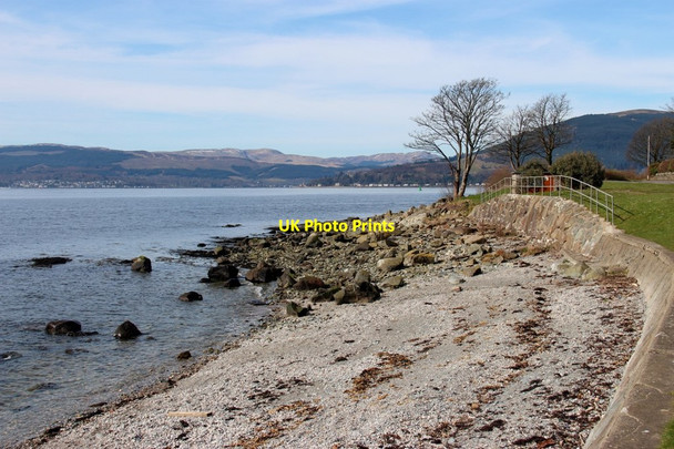 Photo 6"x4" Shingle shore and sea wall at Kilcreggan Cove\/NS2282 c2017