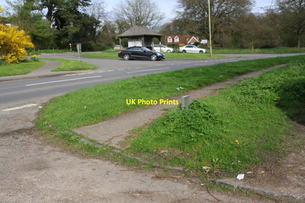 Photo 6"x4" Junction of A4130 and The Green from east end of High Street Catslip c2017
