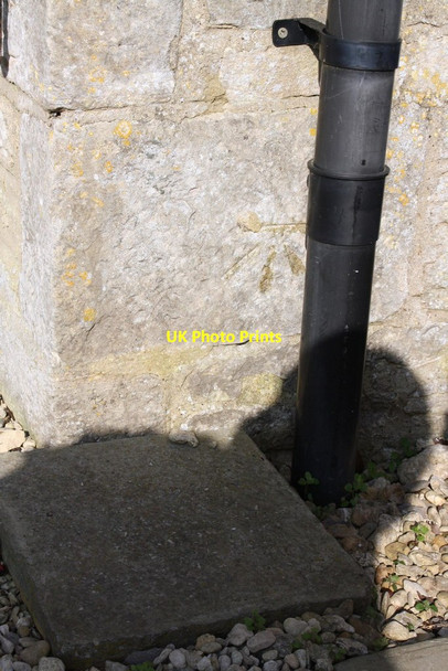 Photo 6"x4" Benchmark on 'Malt House' Carterton\/SP2806 c2017