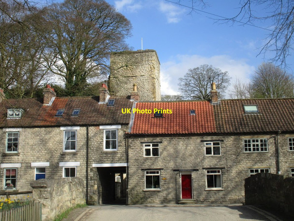 Photo 6"x4" Pickering Castle and cottages on Undercliff Pickering\/SE7984 c2017