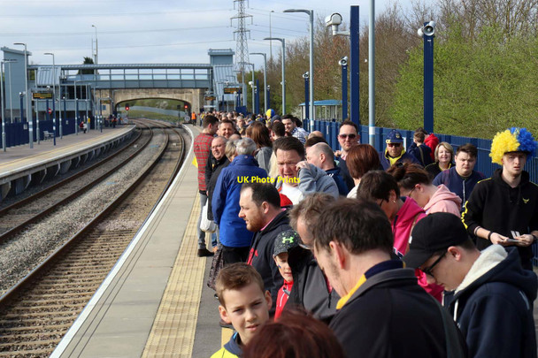 Photo 6"x4" A busy Oxford Parkway Station Kidlington c2017