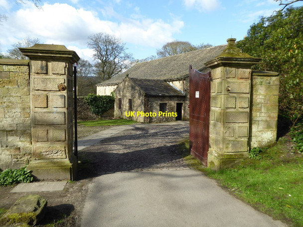 Photo 6"x4" Gate piers at Gawthorpe Hall Padiham c2017