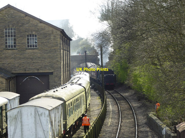 Photo 6"x4" Steam locomotive approaching Haworth Station Haworth c2017