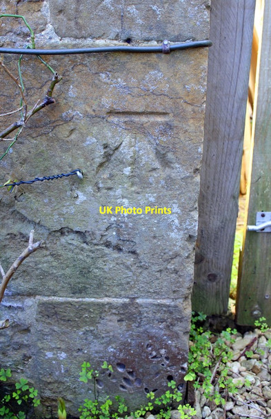 Photo 6"x4" Benchmark on 'Black Swan House', Stratford Road Wroxton c2016