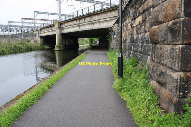 Photo 6"x4" Railway bridge over Leeds & Liverpool Canal Leeds\/SE3034 c2017