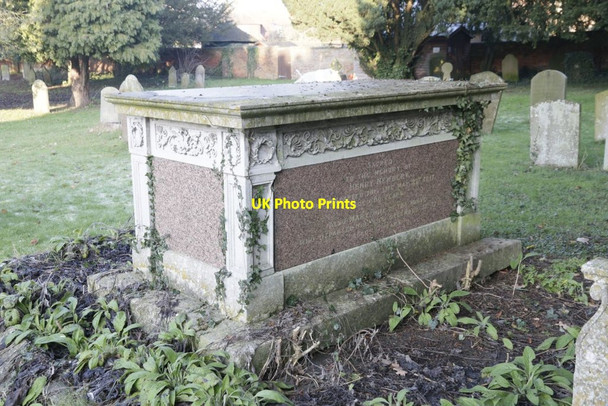 Photo 6"x4" Tomb on its own Wallingford c2017