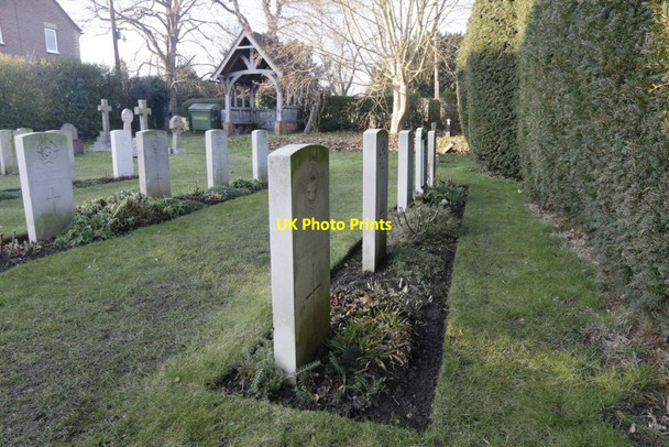 Photo 6"x4" War Graves by the Hedge Wallingford c2017
