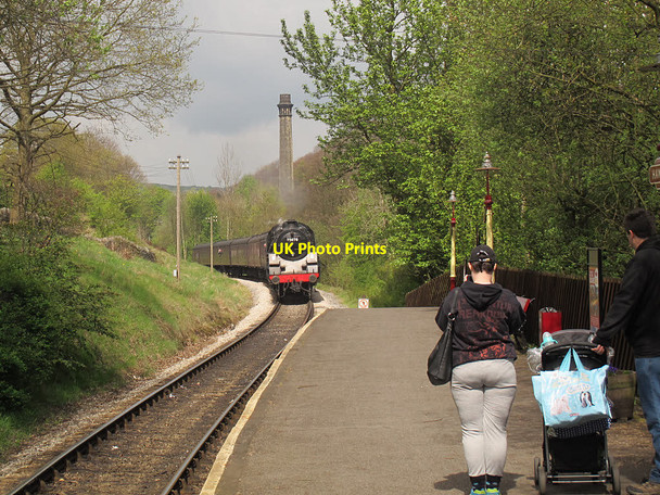 Photo 6"x4" Haworth station - train approaching Haworth c2017