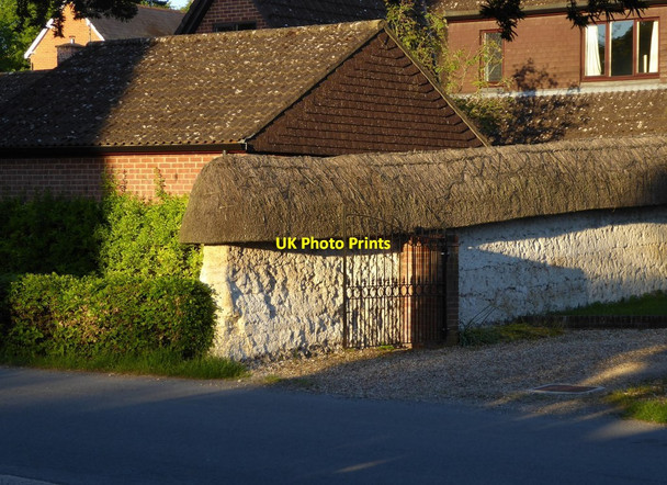 Photo 6"x4" Clunch-built wall with thatched 'roof ' at Pitton (1) Pitton\/SU2131 c2017