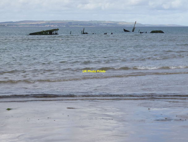 Photo 6"x4" Wreck of the SS Werner Kunstmann on Goswick Sands Beal\/NU0642 c2017