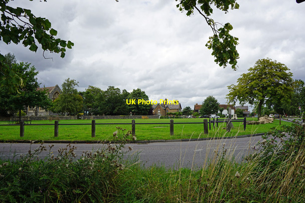 Photo 6"x4" Havering-atte-Bower village and green Havering-atte-Bower c2017