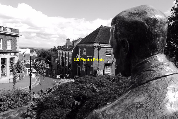 Photo 6"x4" Elgar statue and Church Street Great Malvern c2017